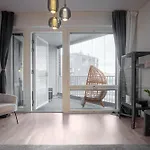 Eco-apartment & Balcony Near Mall Of Tripla, Apartamento *